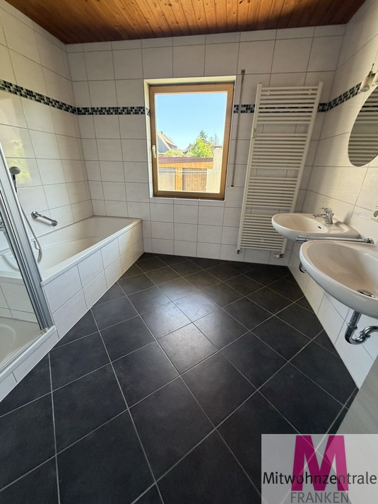 Helle neu renovierte 4- Zimmer Wohnung inkl neuer EBK mit Terrasse - Foto 3
