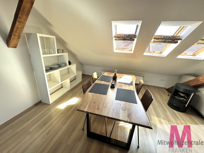 Stilvolles Wohnen unter dem Dach – Hochwertig möblierte 2-Zimmer-Wohnung mit sichtbaren Holzbalken - Photo 4