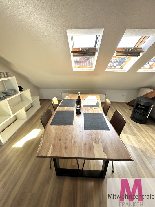 Stilvolles Wohnen unter dem Dach – Hochwertig möblierte 2-Zimmer-Wohnung mit sichtbaren Holzbalken - Photo 3