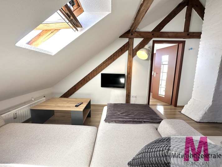 Stilvolles Wohnen unter dem Dach – Hochwertig möblierte 2-Zimmer-Wohnung mit sichtbaren Holzbalken - Photo 2