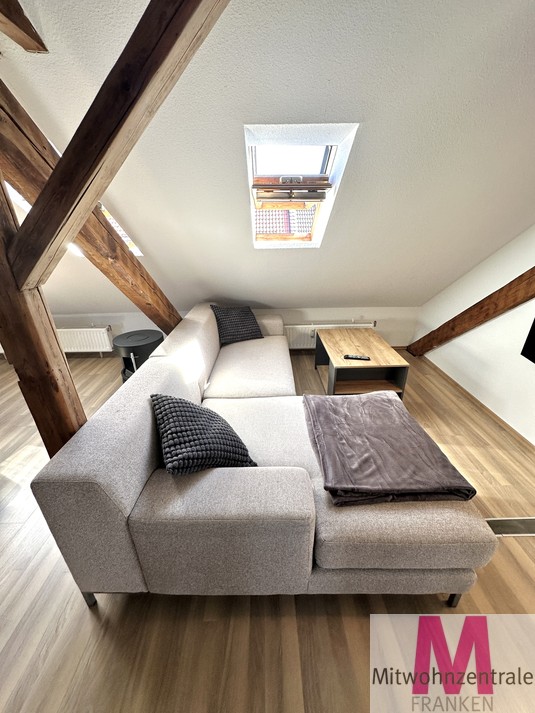 Stilvolles Wohnen unter dem Dach – Hochwertig möblierte 2-Zimmer-Wohnung mit sichtbaren Holzbalken - Photo 1