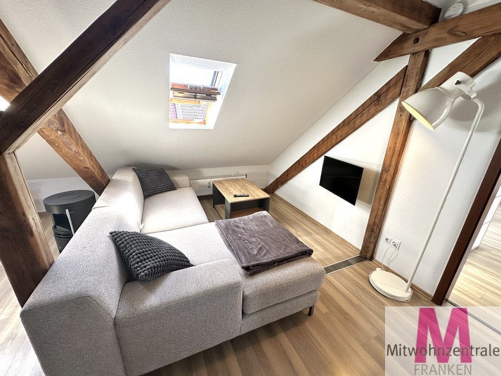 Stilvolles Wohnen unter dem Dach – Hochwertig möblierte 2-Zimmer-Wohnung mit sichtbaren Holzbalken - Photo 2