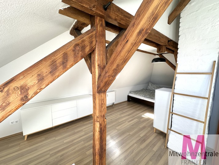 Stilvolles Wohnen unter dem Dach – Hochwertig möblierte 2-Zimmer-Wohnung mit sichtbaren Holzbalken - Photo 5