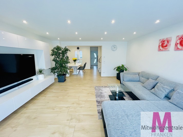 Exklusives, hochwertig möbliertes Reihenmittelhaus in bester Lage Nürnbergs mit großem Garten, Balkon und Terrasse - Photo 3