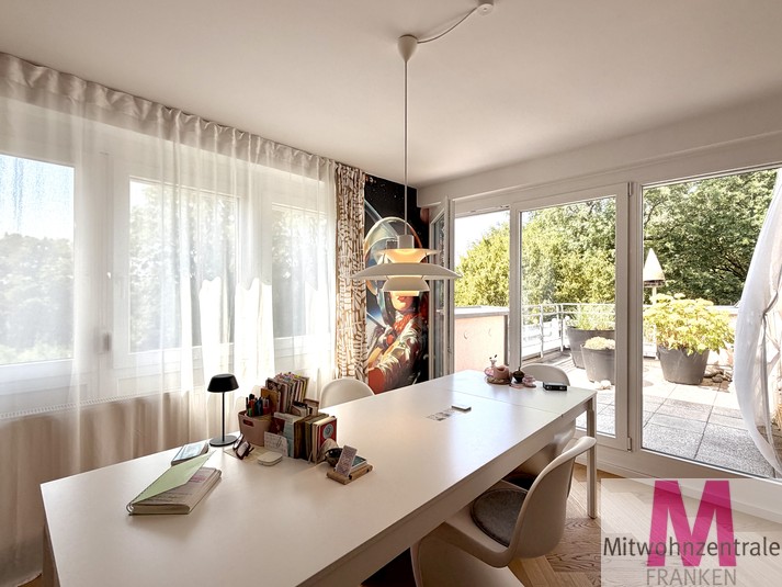 Exklusiv möblierte 2-Zimmer-Penthouse mit spektakulärer 100qm Dachterrasse in ruhiger Toplage - Foto 3